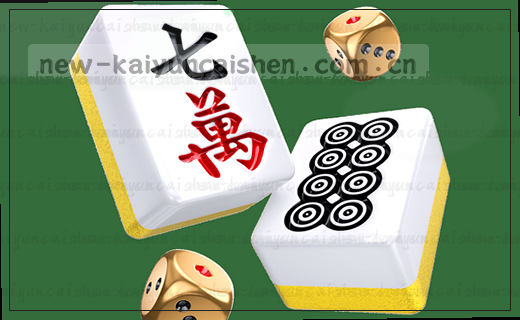 一位读者翻开书页，眼镜在灯光下反射光芒。